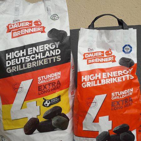 Grillbriketts  in zwei verschieden großen Säcken erhältlich.