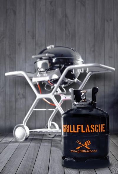 Die "Grillflasche" vor einem Gasgrill